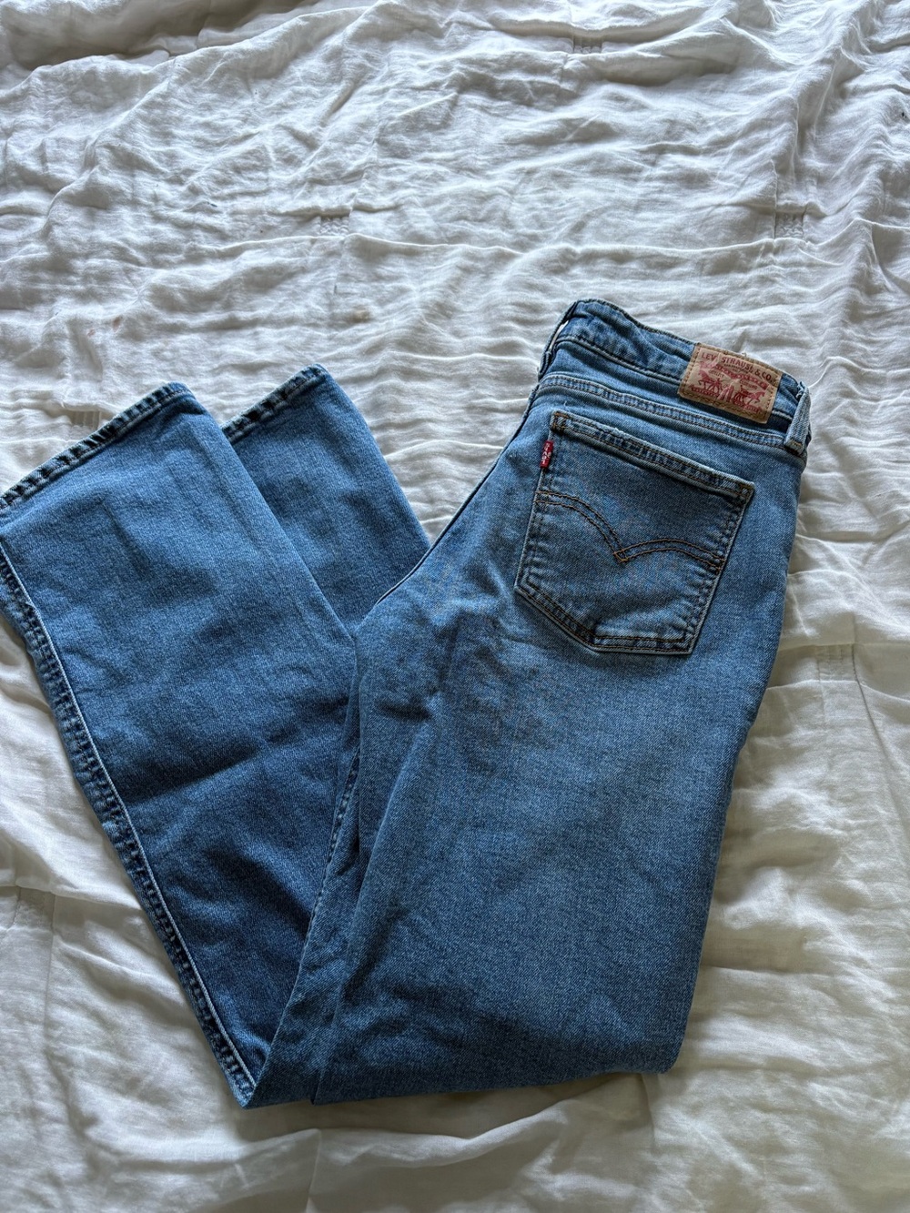 Women’s Levi low-waisted Bootcut Jeans (28)